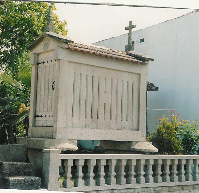 Hórreo Compacto de Granito y Teja