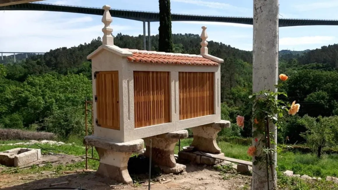 Hórreo de Dos Cuerpos en Piedra
