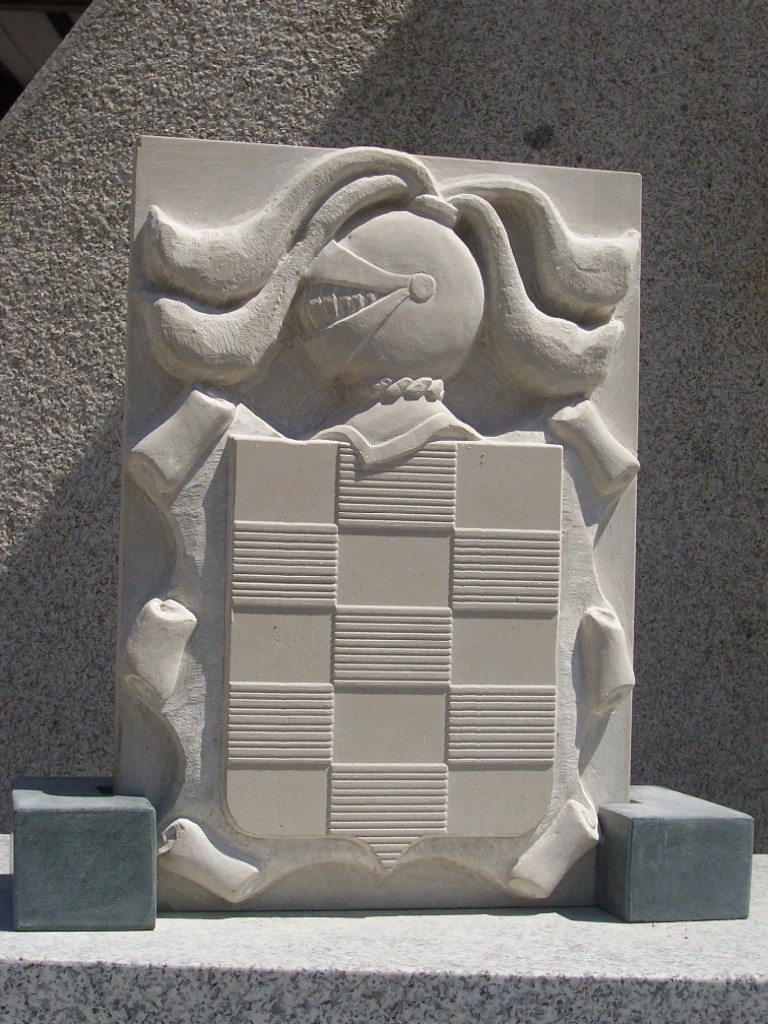 Escudo Heráldico Cuadriculado en Piedra Clara: Diseño con Yelmo y Lambrequines