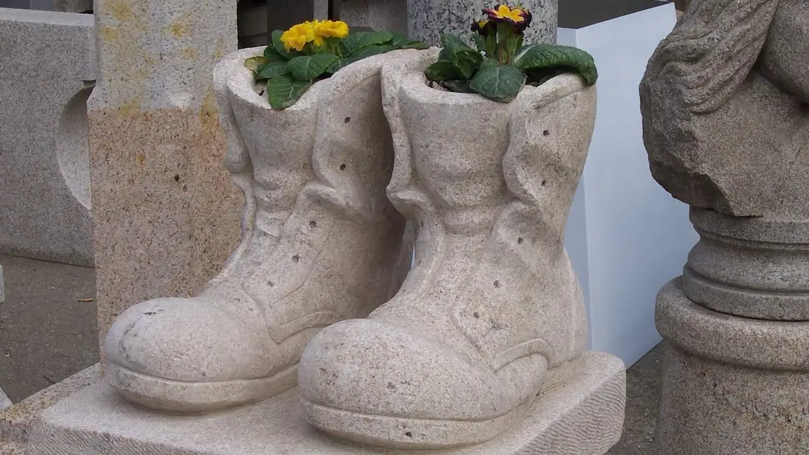 Jardineras Escultóricas de Granito en Forma de Botas