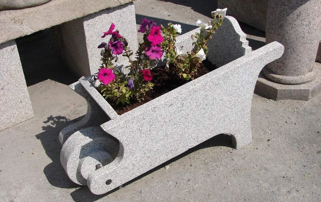 Jardinera de Granito en Forma de Carretilla Artesanal