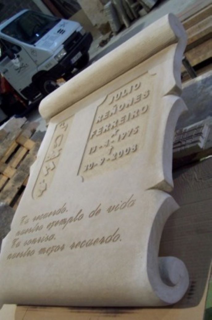 Lápida Esculpida en Forma de Pergamino