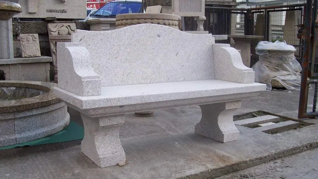 Banco de Granito Curvo y Elaborado para Jardines Clásicos