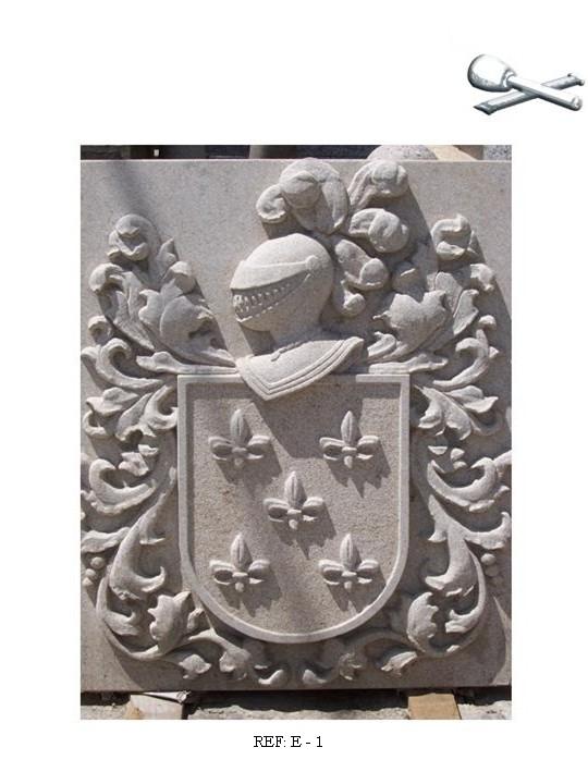 Escudo Heráldico  con Cinco Flores de Lis: Arte en Relieve